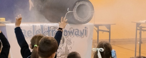 Pokaz fizyczno-chemiczny grupy „Zaelektryzowani” – fizyka wszędzie styka"