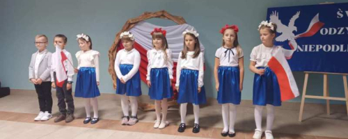 Wieczór z patriotycznymi pieśniami w Centrum Kultury w Dąbiu