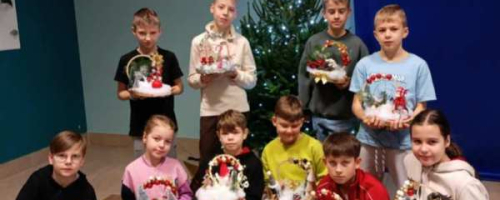 Klasa trzecia przygotowuje dekoracje bożonarodzeniowe